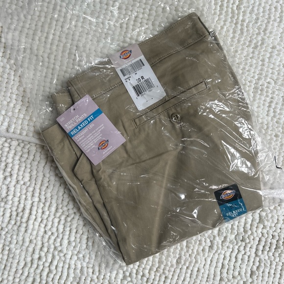 NWT Woman’s Dickies Relaxed Fit Chinos 20R - Picture 5 of 9